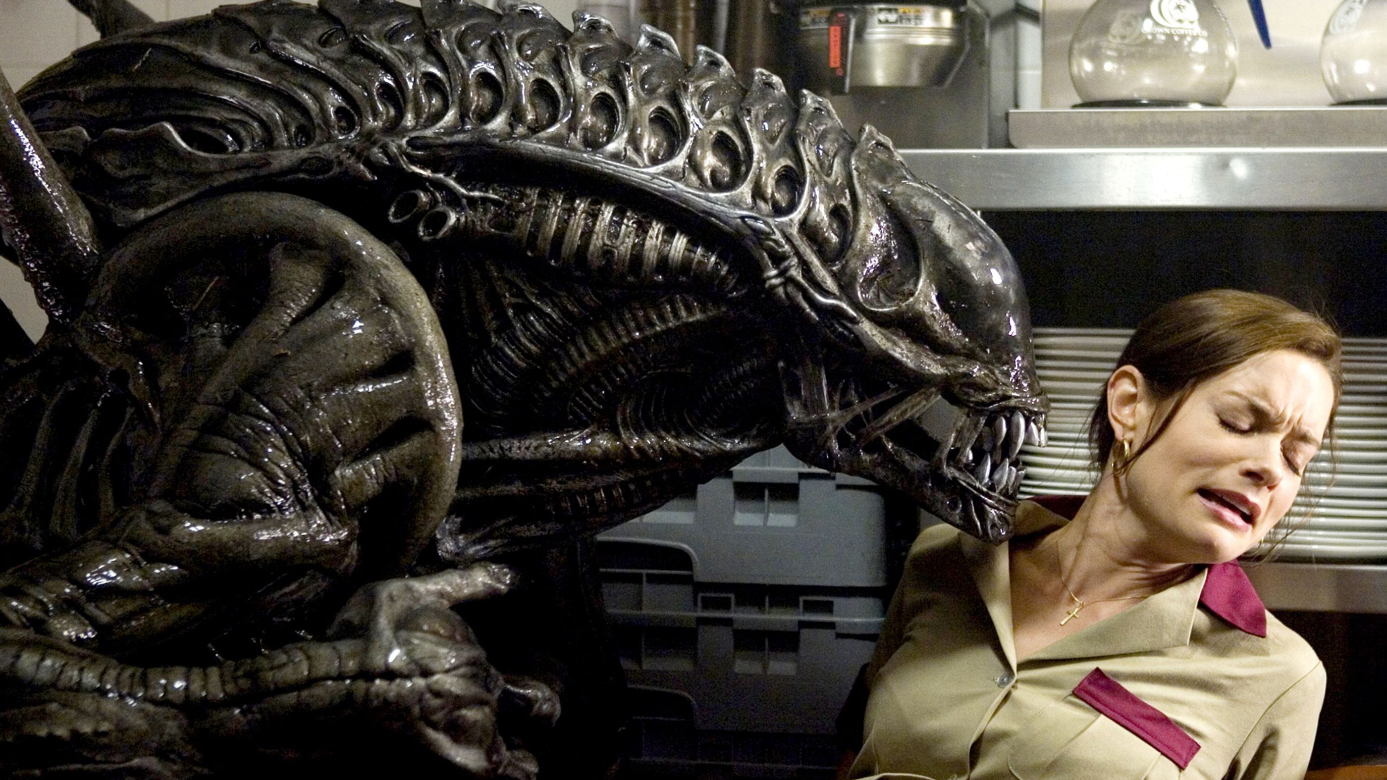 Alien vs. Predator (2004) - Movie Review : Alternate Ending