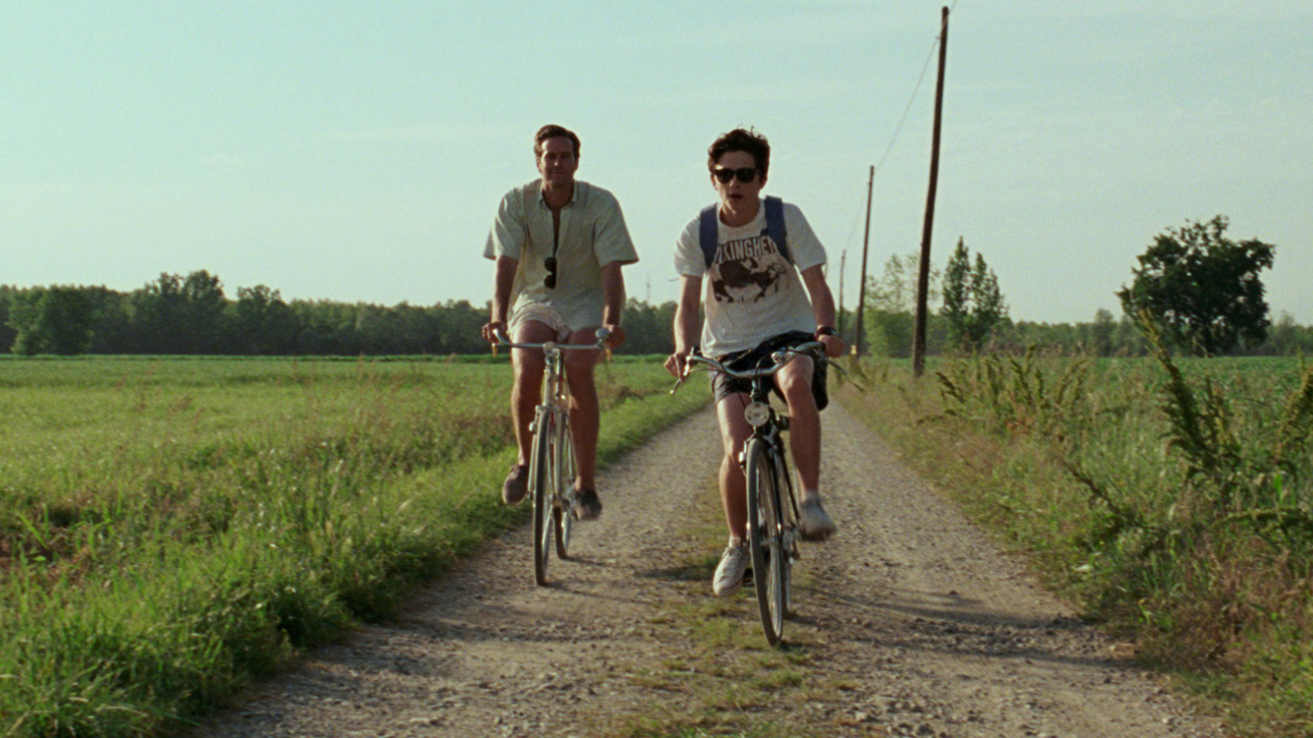 Me by your name. Элио и Оливер на велосипеде. Зови меня своим именем (2017).